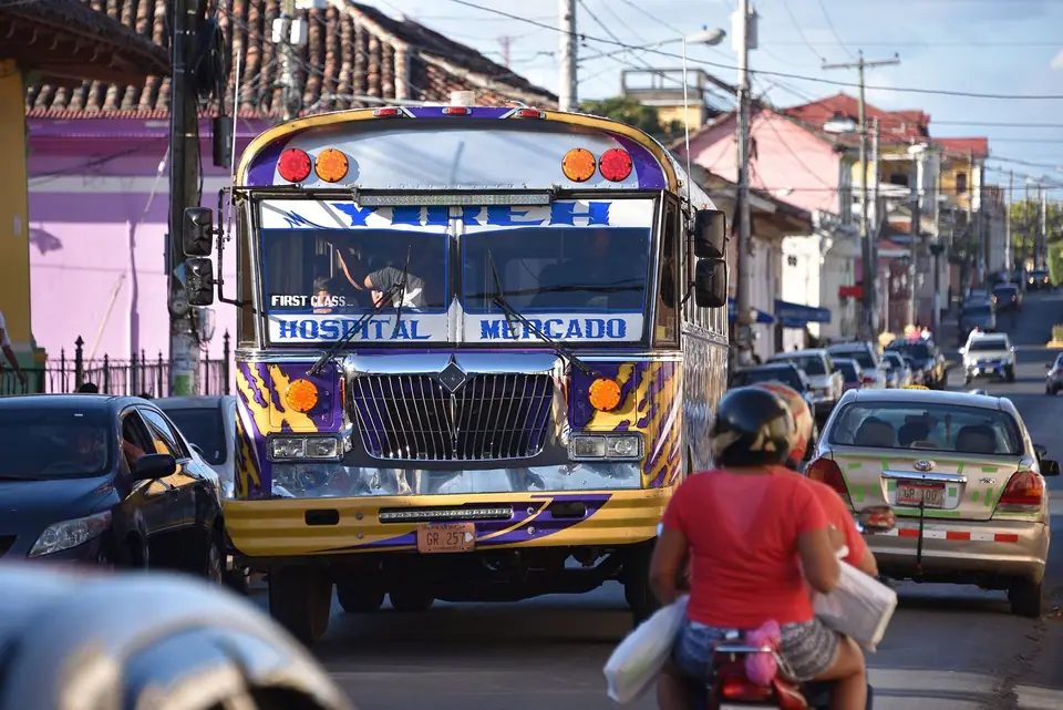 Bus pintado con el rótulo «Hospital Mercado» en una calle de Granada