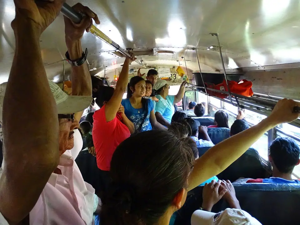 Pasajeros de pie en un bus lleno camino a Altagracia, en Ometepe