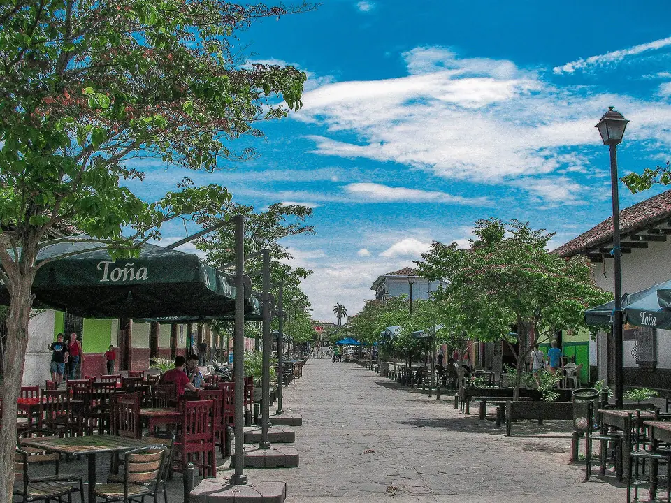 Calle La Calzada en Granada, con mesas de restaurantes