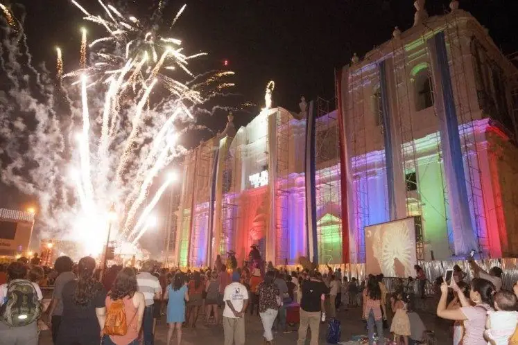Pólvora frente a la catedral de León durante la Gritería