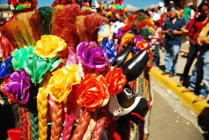 Sombreros con flores y cintas de El Güegüense en las fiestas de Diriamba