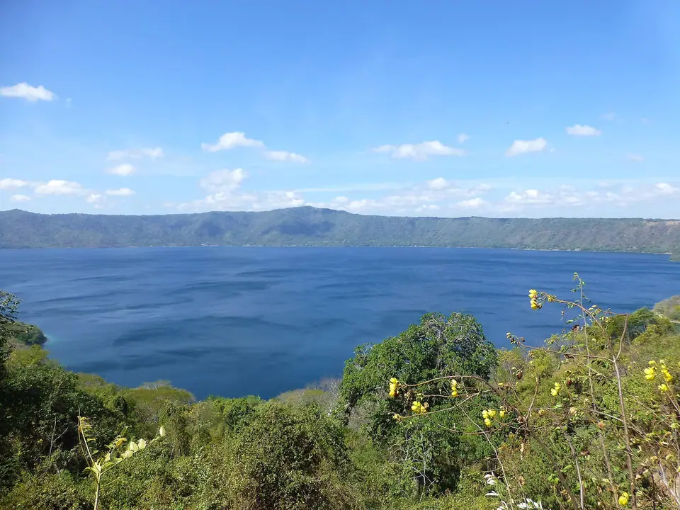 Laguna de Apoyo vista desde un mirador en su orilla este