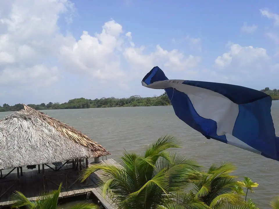 Laguna de Perlas con una bandera de Nicaragua y un rancho de palma