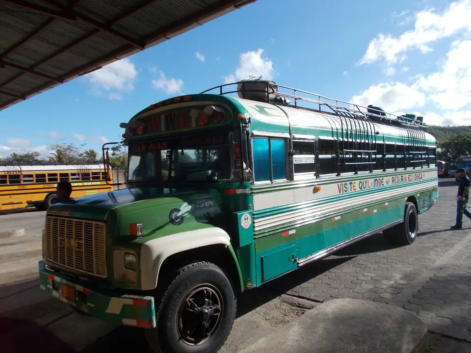 Bus ruteado pintado de verde y blanco, un antiguo bus escolar, en la COTRAN Sur de Estelí