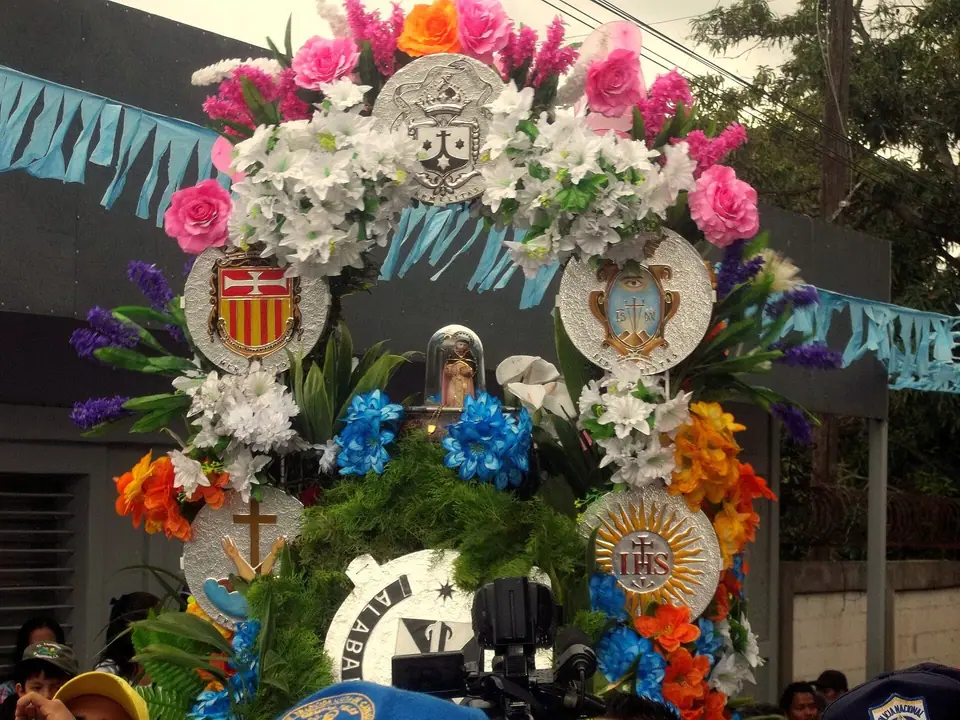 Altar con flores en las fiestas de Santo Domingo, en Managua