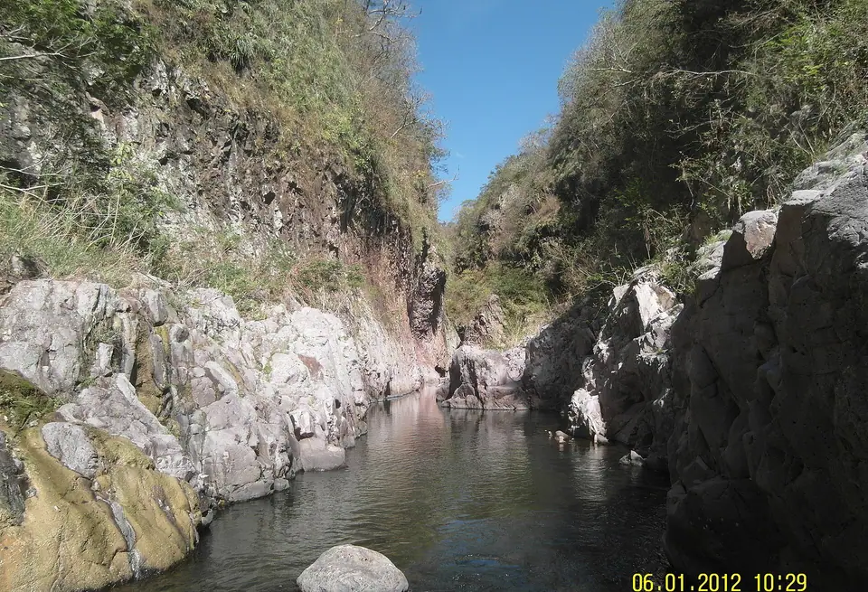 Río entre paredes de roca en el Cañón de Somoto