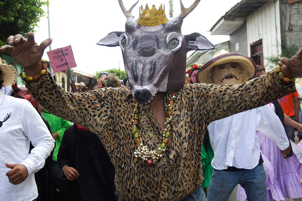 Bailante del Torovenado con máscara de venado en Masaya