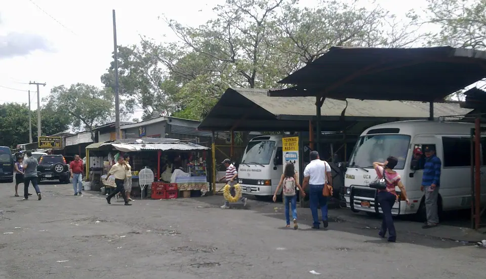 Microbuses esperando pasajeros en la terminal de la UCA, en Managua